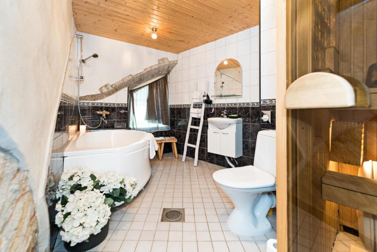Historical Two-Bedroom Apartment With Sauna, Jacuzzi And Fireplace タリン エクステリア 写真